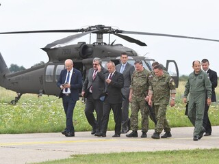 Gajdoš modernizuje rezort, vojakom odovzdal dva nové vrtuľníky