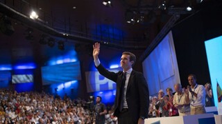 Španielski ľudovci majú nového predsedu, Rajoya nahradí Casado