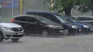 Západ Slovenska zasiahli búrky, neodolala strecha ani stromy