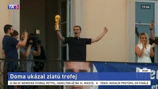 Griezmann sa podelil o radosť z titulu, fanúšikom ukázal trofej