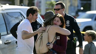 Rukojemnícka dráma v Los Angeles. Útočník sa zabarikádoval v obchode