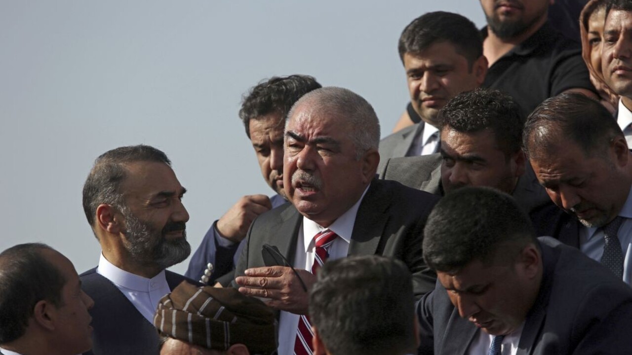 Afganský viceprezident priletel do vlasti, letiskom otriasol výbuch