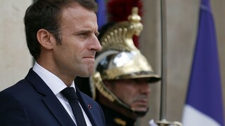 Na francúzskej politickej scéne to vrie, Macrona ničí škandál
