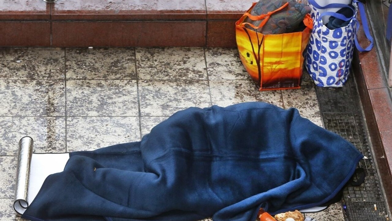 Bezdomovcov na stanici niekto podpálil, ich stav je vážny