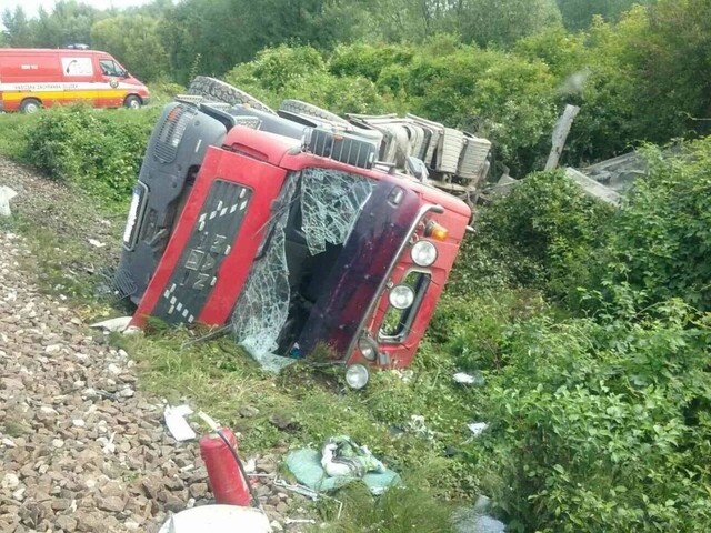 Na Hornej Nitre vrazil vlak do nákladného auta, zranili sa dvaja ľudia
