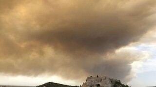 V Grécku bojujú s rozsiahlym požiarom, Akropolu v Aténach zahalil dym