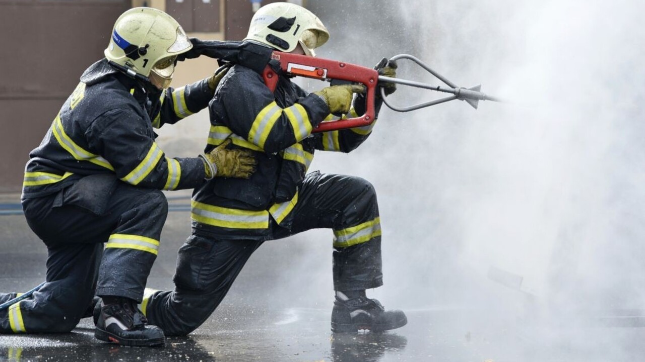 Požiar v ubytovni zmobilizoval hasičov, neprežil jeden človek