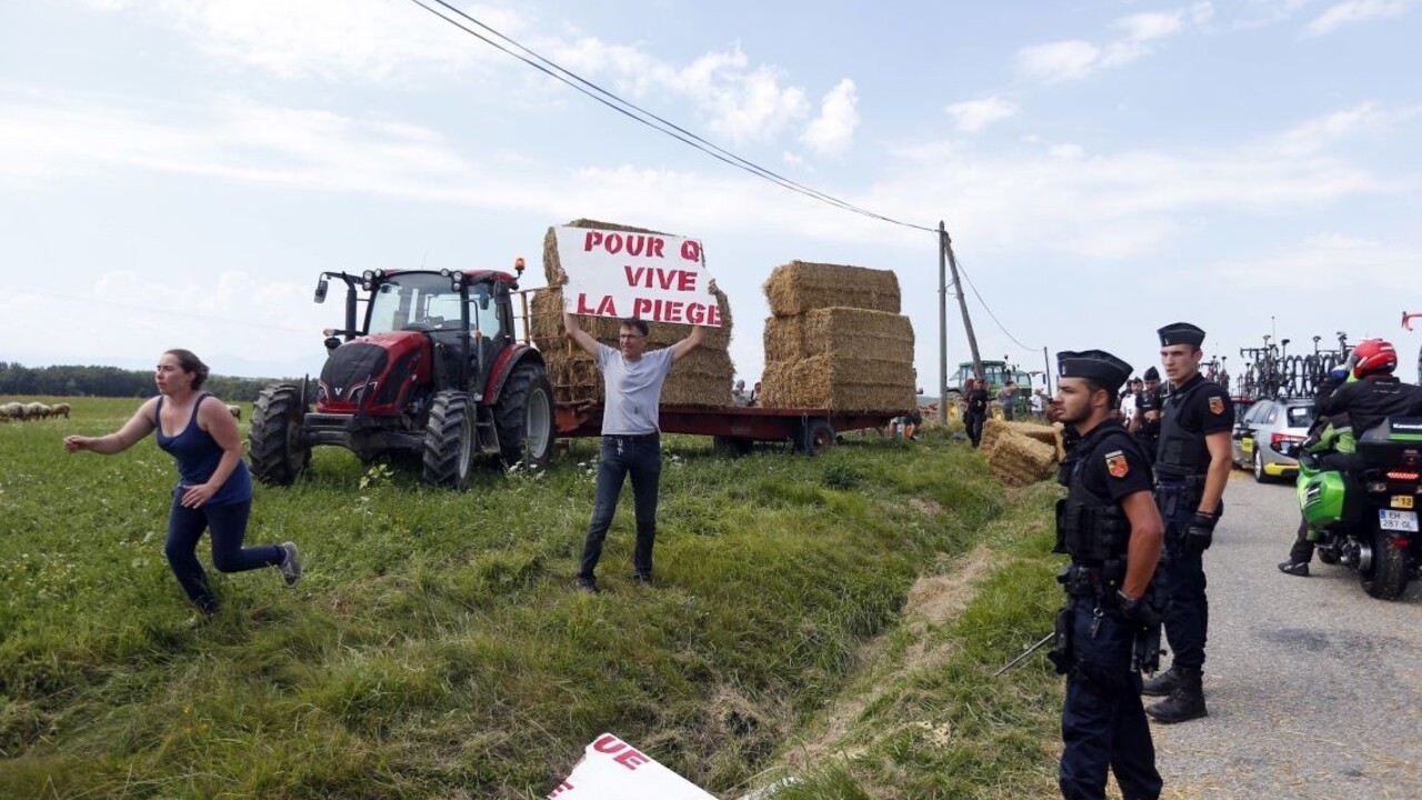Fotogaléria: Farmári zablokovali Tour de France, zastavili aj lídrov