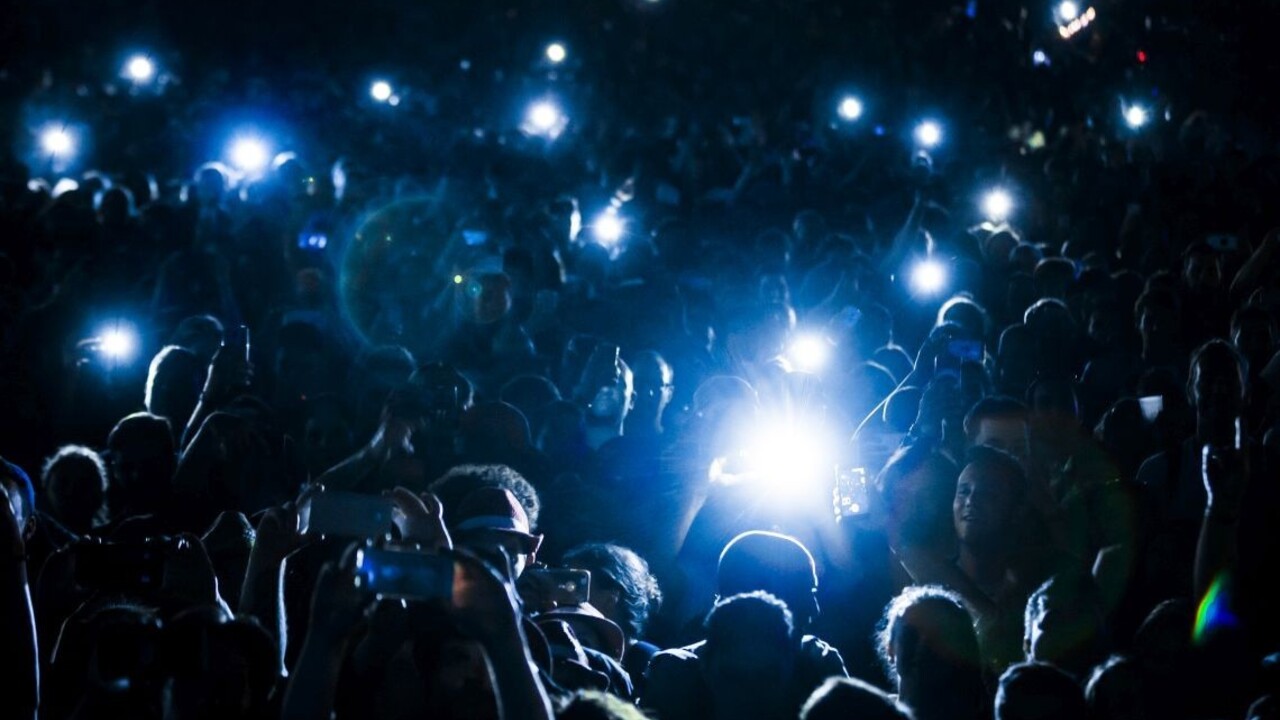 Na koncerte objala speváka, hrozí jej väzenie a mastná pokuta