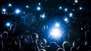 Na koncerte objala speváka, hrozí jej väzenie a mastná pokuta