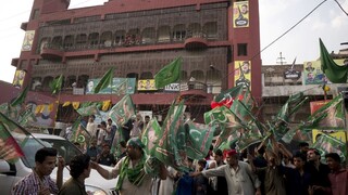 Pakistan si od volieb sľubuje pokrok, očakáva sa súboj dvoch strán