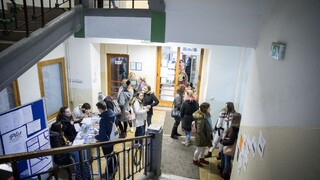 Študentov majú na Slovensku udržať dostupnejšie pôžičky