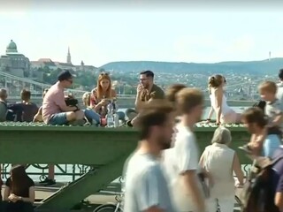 Most slobody zmenili na park pokoja / Aukcia predmetov z Disneylandu