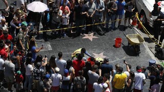 Muž s krompáčom zničil Trumpovu hviezdu na Chodníku slávy