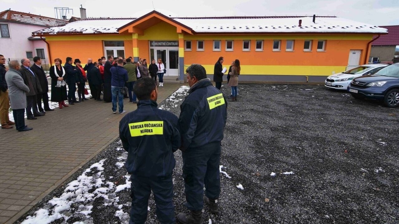 V rómskych komunitách budú opäť hliadky, pôjdu na ne milióny