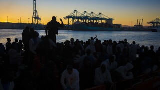 Migranti sa dostali do enklávy Ceuta, zaútočili aj na policajtov