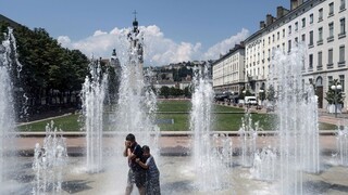 Európa zažíva horúčavy, Kyjev po zrážkach pripomína Benátky