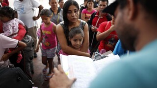 Stovky detí migrantom nevrátili, mnohí rodičia podľa USA nie sú spôsobilí