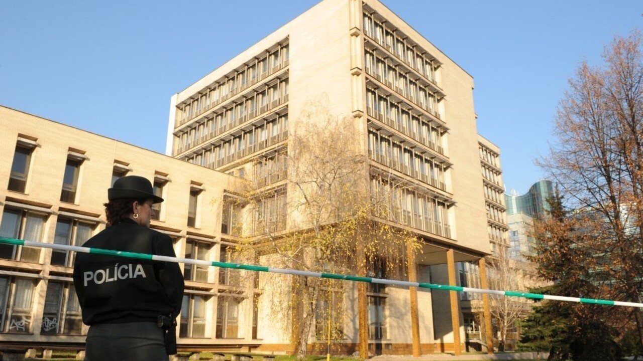 Rozhodli o zmene väzby údajného teroristu. Tvrdí, že je novinár