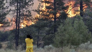 Kaliforniu sužujú lesné požiare, plamene zničili stovky domov