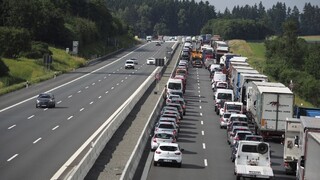 Motoristov čaká náročný víkend, európske diaľnice budú zapchaté