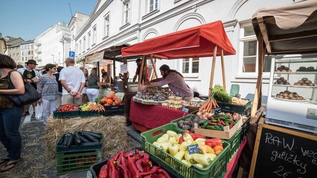 Kontrolóri si posvietili na trhoviská, podvádza sa s pôvodom