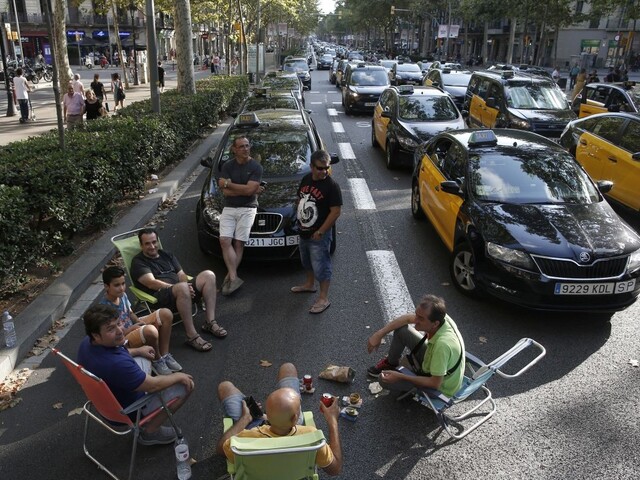 Doprava v Barcelone skolabovala, mesto blokujú nespokojní taxikári