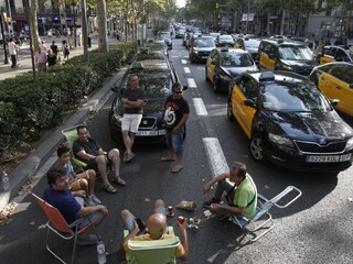 Doprava v Barcelone skolabovala, mesto blokujú nespokojní taxikári
