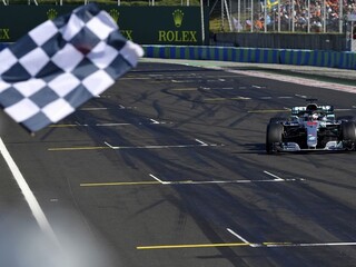 F1: V Maďarsku triumfoval Hamilton, zúžitkoval štart z pole position