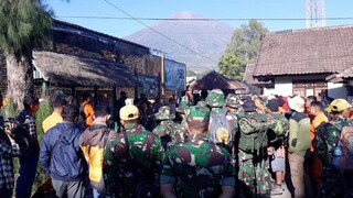 Zemetrasenie v Indonézii poničilo cesty, pátracie akcie pokračujú