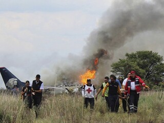 V Mexiku sa zrútilo lietadlo. Na palube boli desiatky ľudí, všetci prežili