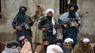 Bojovníci Islamského štátu sa vzdali vláde, ustupujú pred Talibanom