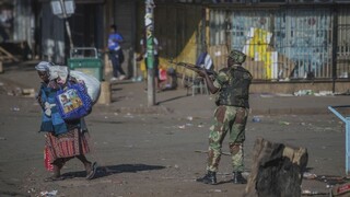 Ľudia v Zimbabwe utekali pred armádou, demonštráciu rozháňala paľbou