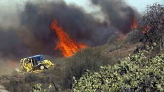 Požiare stoja Kaliforniu milióny dolárov, oheň stále neuhasili