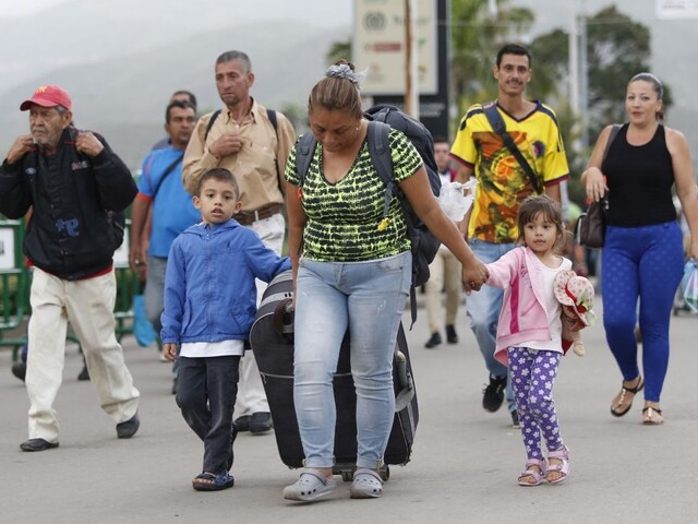 Kolumbia pomôže trpiacim Venezuelčanom, prichýli tisíce z nich