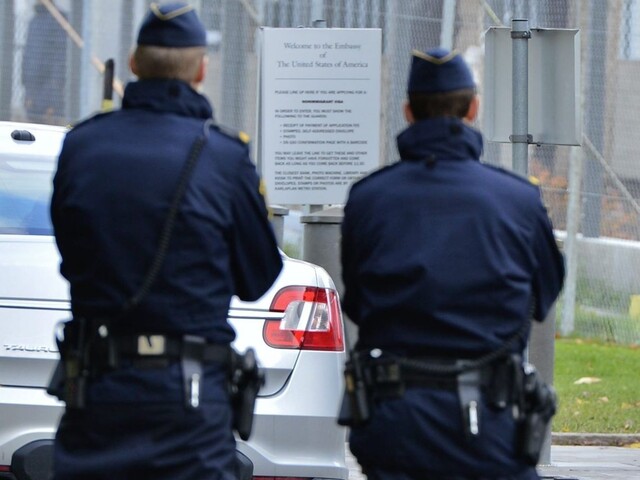 Policajti zastrelili postihnutého muža, ktorý mával hračkou