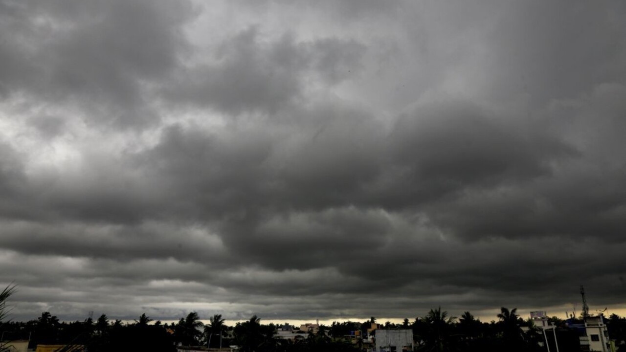 Meteorológovia vydali výstrahu, varujú pred búrkami z tepla