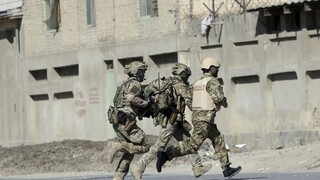 Hrdinovia, reagujú politici na smrť českých vojakov v Afganistane