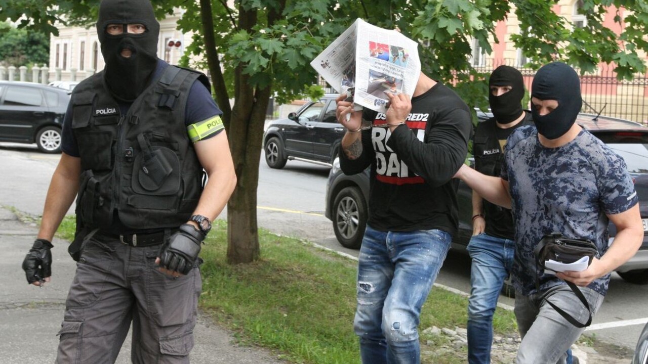 Firmu spájanú s veľkou nelegálnou skládkou vinia z podplácania