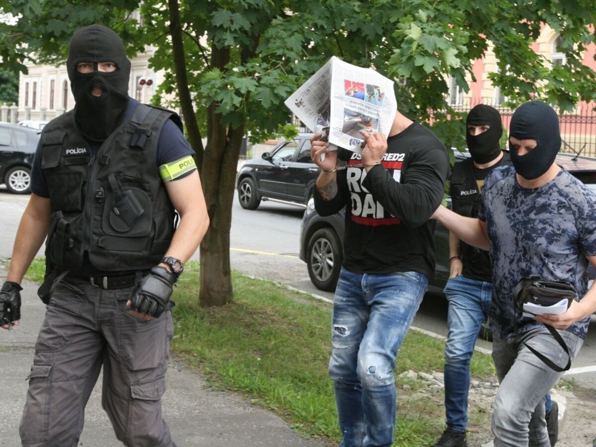 Firmu spájanú s veľkou nelegálnou skládkou vinia z podplácania
