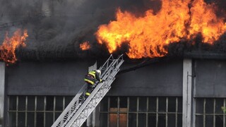 V centre Banskej Bystrice vypukol požiar, zachvátil priemyselný areál