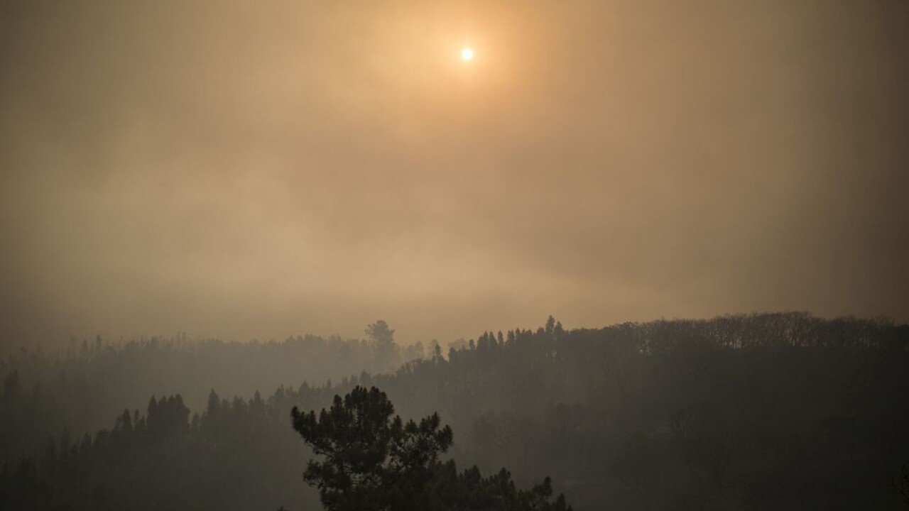 Známe turistické pláže sa ocitli v šere, dôvodom sú požiare