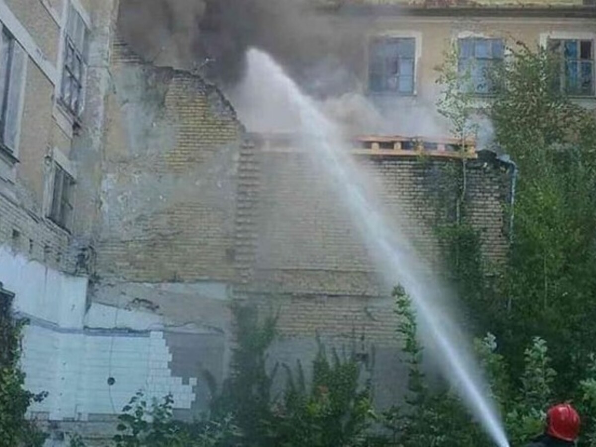 V kúpeľnom meste horel starý hotel, z miesta sa valil hustý dym