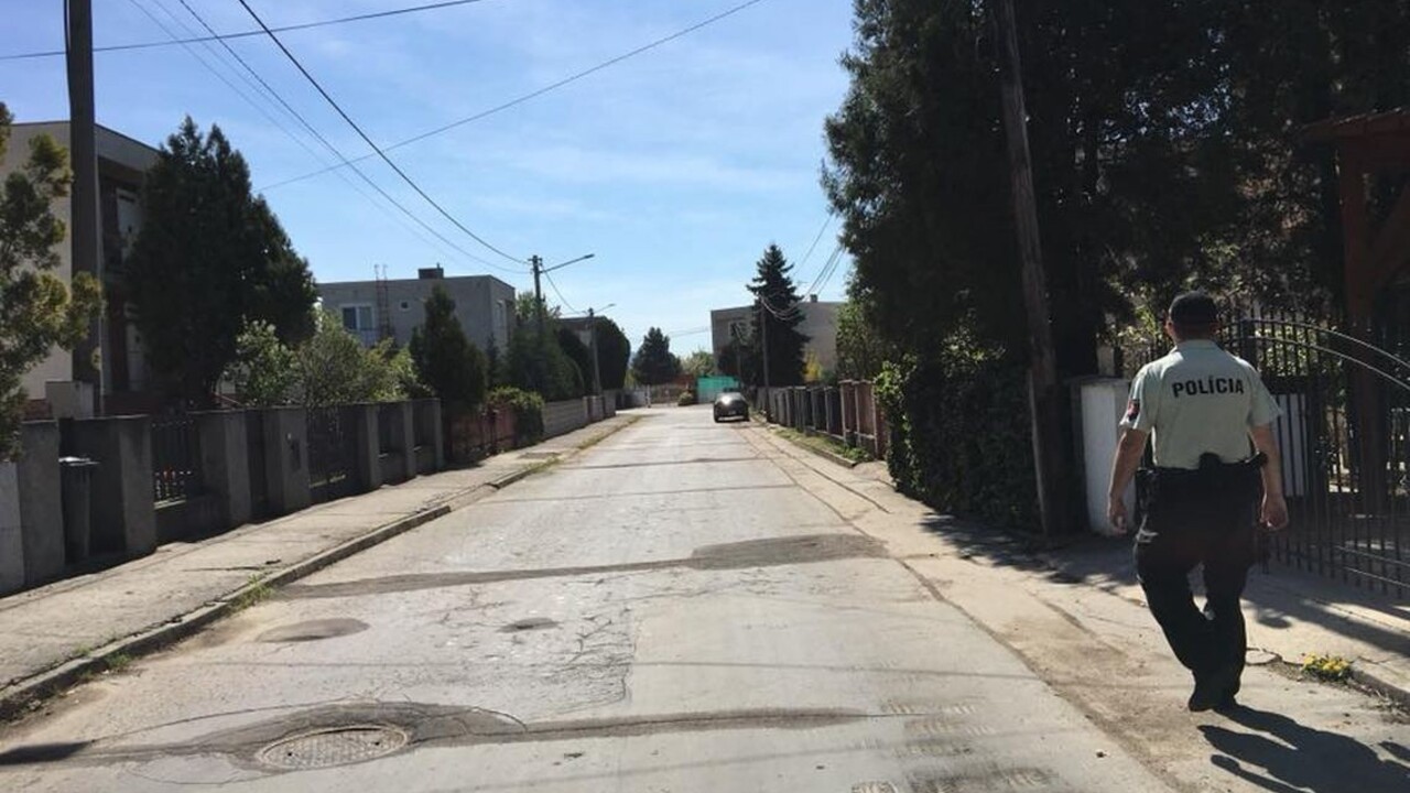 Zadržali muža, ktorý nahlásil bombu. Polícia mu volala späť