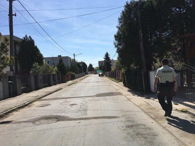 Zadržali muža, ktorý nahlásil bombu. Polícia mu volala späť