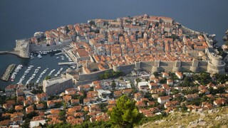 Dubrovník bojuje s počtom turistov, obmedzí ich príval