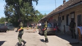 Policajti prehľadali v Seredi niekoľko bytov, dôvodom sú drogy