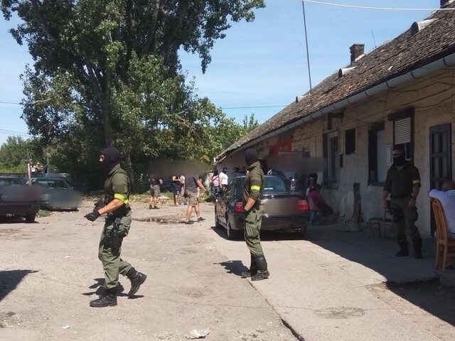 Policajti prehľadali v Seredi niekoľko bytov, dôvodom sú drogy