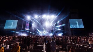 Na festivale sa zrútila plošina, hlásia stovky zranených