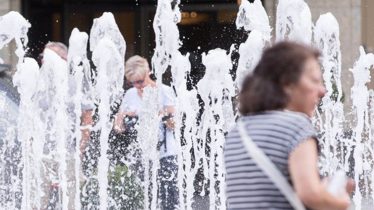 Horúčavy opäť udrú. Pite litre vody, radia odborníci